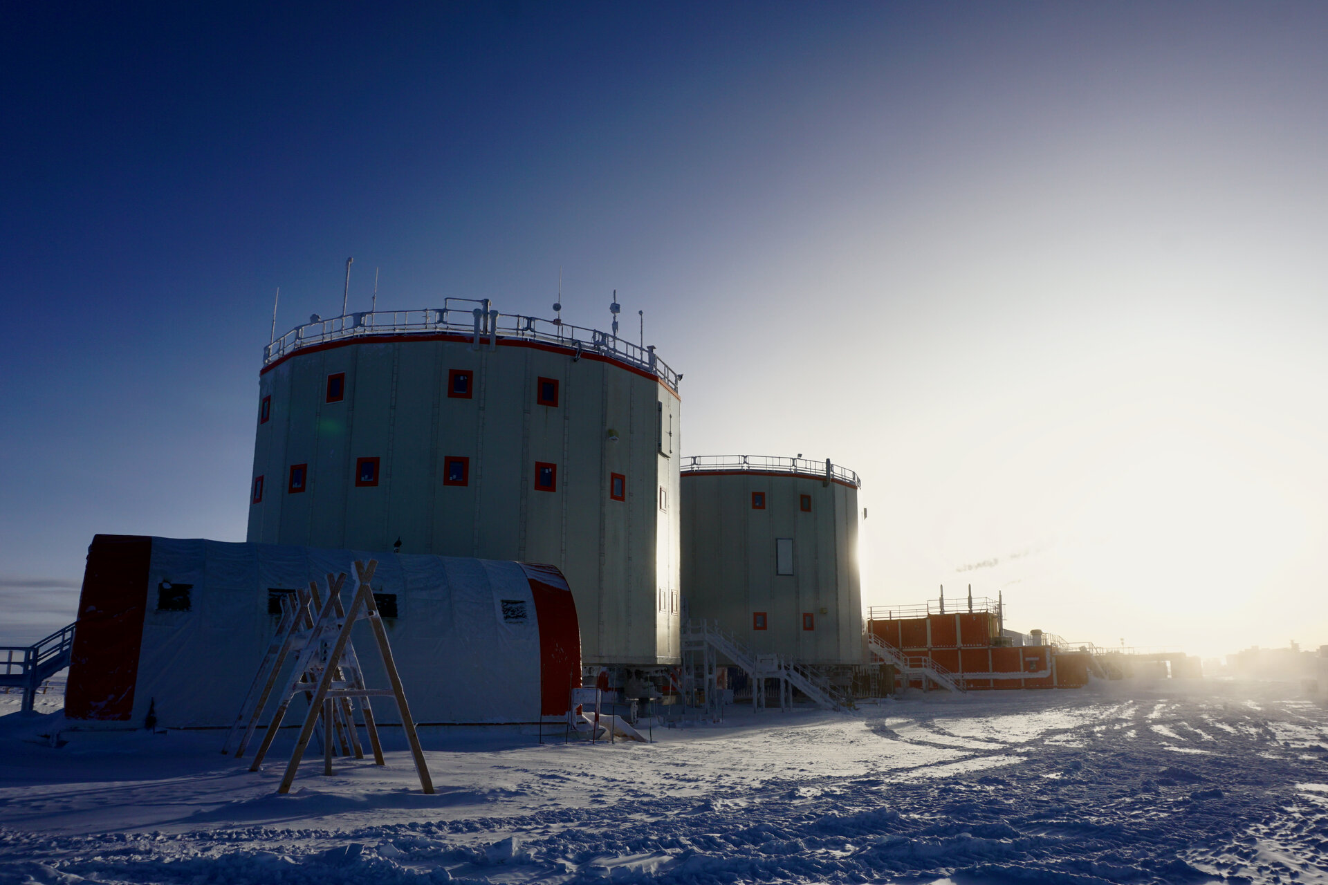 Concordia_research_station_pillars